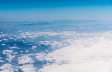 万米高空航拍连绵的山峦与云海