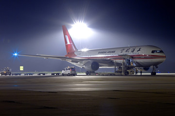 上海航空波音767飞机夜景