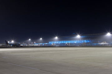 沈阳机场停机坪夜景