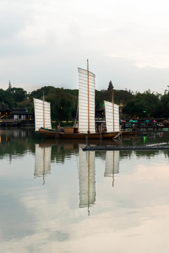 周庄古镇南湖湖面的帆船
