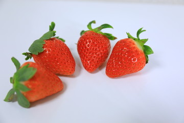 草莓并排