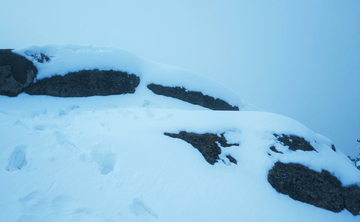 岩石雪景