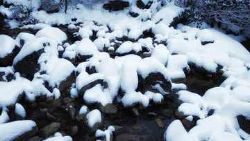 岩石积雪