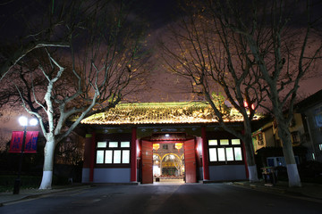 上海交通大学校门夜景