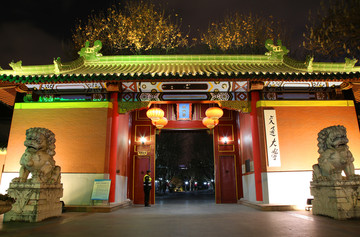 上海交通大学校门夜景