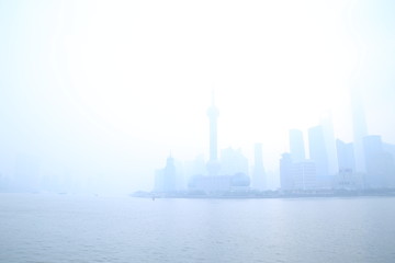 晨雾中的上海外滩