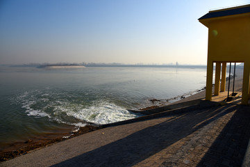 望岳湖水闸