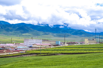 草原群山村镇