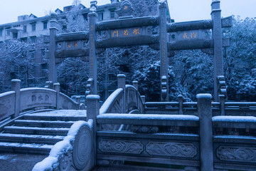 雪中的杭州的香积寺