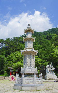 千山大佛寺广场佛塔