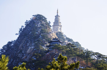 千山弥勒宝塔与弥勒宝殿山峰雪景