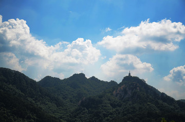 千山风景区弥勒宝塔与连绵群山