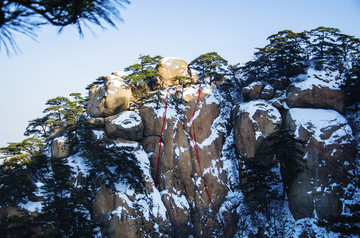 千山风景区天成弥勒大佛山峰雪景