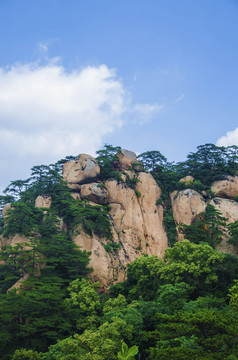 千山风景区天成弥勒大佛山峰白云