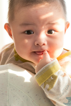 阳光下婴儿面部特写