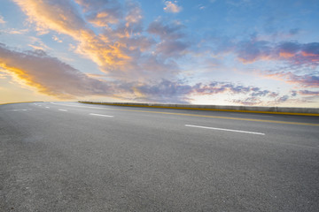 天空云彩和高速公路