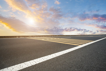 天空云彩和高速公路