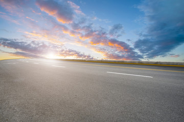 天空云彩和高速公路