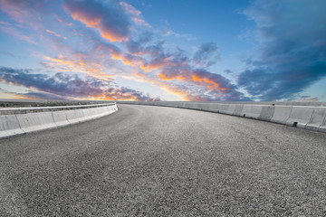 天空云彩和道路交通