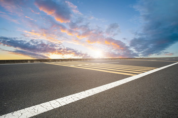 天空云彩和柏油马路