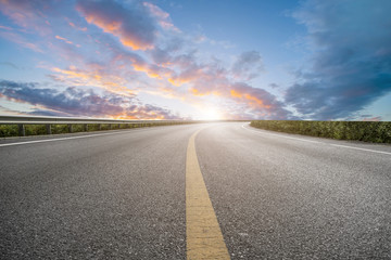 道路交通和天空云彩