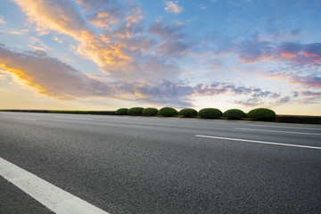 高速公路和天空云彩