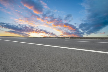 高速公路和天空云彩