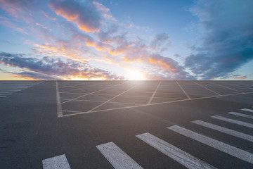 高速公路和天空云彩