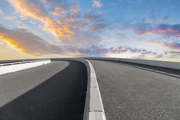 高速公路和天空云彩