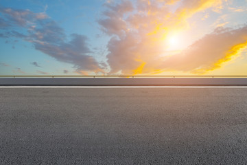 高速公路和天空云彩