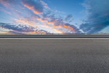 高速公路和天空云彩