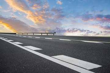 高速公路和天空云彩