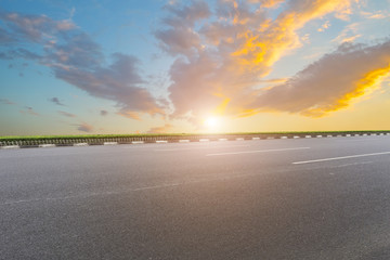 高速公路和天空云彩