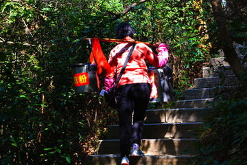 挑担登山