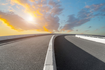 高速公路和天空云彩