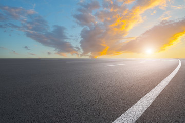 道路地面和天空云彩