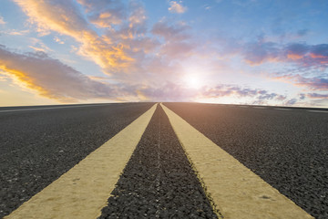 道路地面和天空云彩