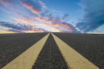 天空云彩和城市道路