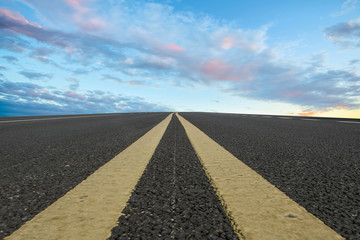 城市道路和天空云彩