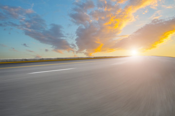 天空云彩和高速公路