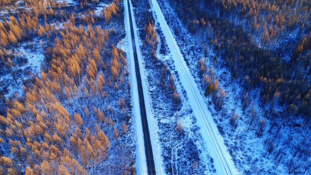 穿越冰雪森林的铁路公路