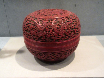 河南博物院雕漆云龙戏珠圆盒