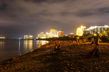 海南三亚湾海滨夜景风光