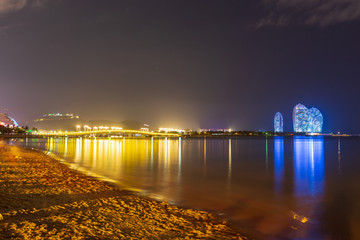 海南三亚湾海滨夜景风光