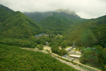 韩国雪岳山新兴寺及统一大佛俯瞰