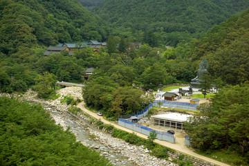 韩国雪岳山新兴寺及统一大佛俯瞰