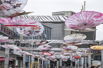 油纸伞装饰街景