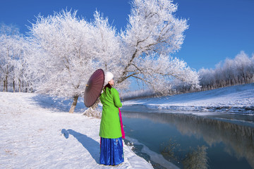 雾凇雪景美女