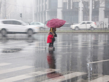 雨中行人