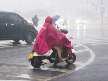 雨中行人